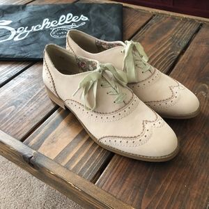 Seychelles Private Eye Oxford, Nude